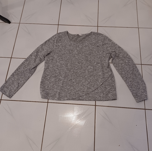 4/$40 Soft Gray Long Sleeve Tee - Size Medium - Picture 6 of 9